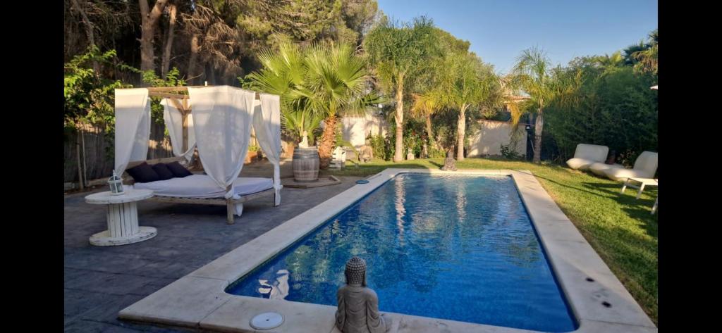 a swimming pool in the backyard of a house at Villas de descanso en Valencia in Vilamarxant