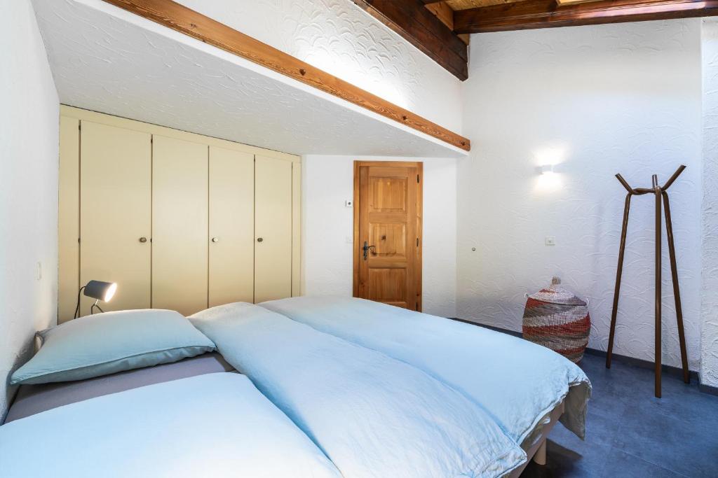Postel nebo postele na pokoji v ubytování Mirador auf der Sonnenterrasse von Saas-Fee