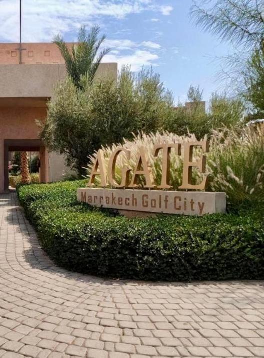 Un cartel para Aale Quarterback Golf City frente a un edificio en Sublime Studio Prestigia Agate, en Marrakech