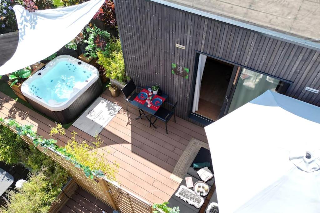 Bazén v ubytování Gîte Studio Alsa 15 avec Jacuzzi privatif nebo v jeho okolí