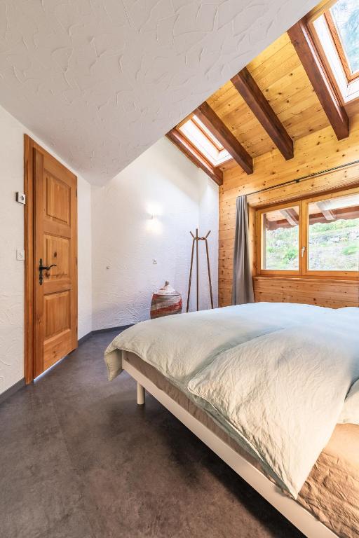 Postel nebo postele na pokoji v ubytování Mirador auf der Sonnenterrasse von Saas-Fee