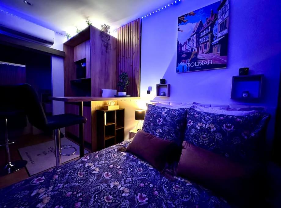 Postel nebo postele na pokoji v ubytování Gîte Studio Alsa 15 avec Jacuzzi privatif