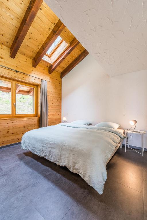 Postel nebo postele na pokoji v ubytování Mirador auf der Sonnenterrasse von Saas-Fee