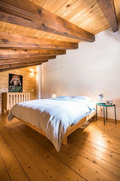 Postel nebo postele na pokoji v ubytování Mirador auf der Sonnenterrasse von Saas-Fee