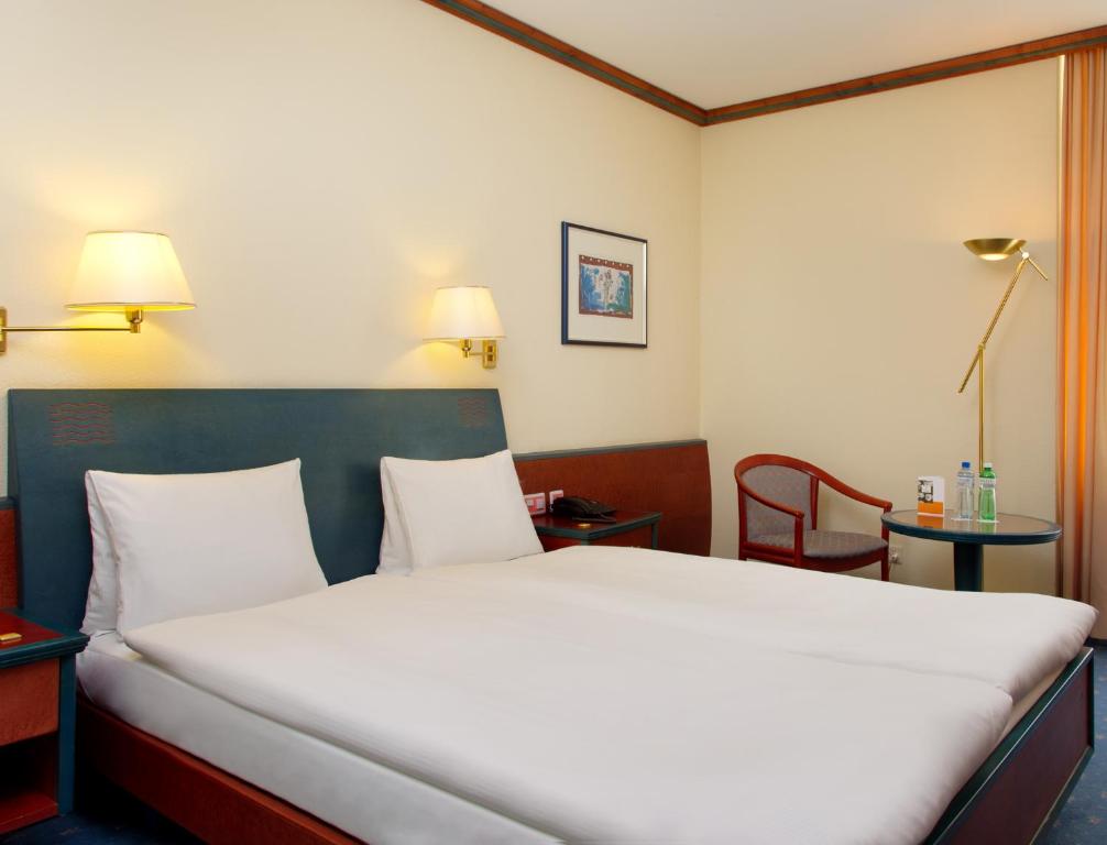 Letto o letti in una camera di Thermal Hotels & Walliser Alpentherme Leukerbad