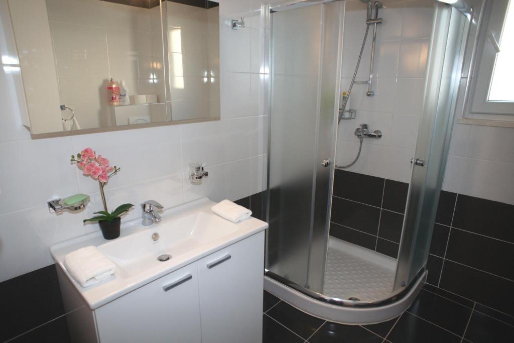 White Residence Luxury Apartments - Imazhi 3
