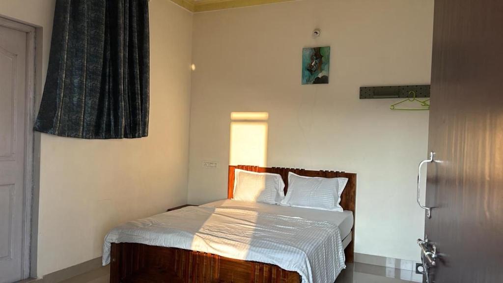 Postel nebo postele na pokoji v ubytování Coorg Nature Breeze home stay
