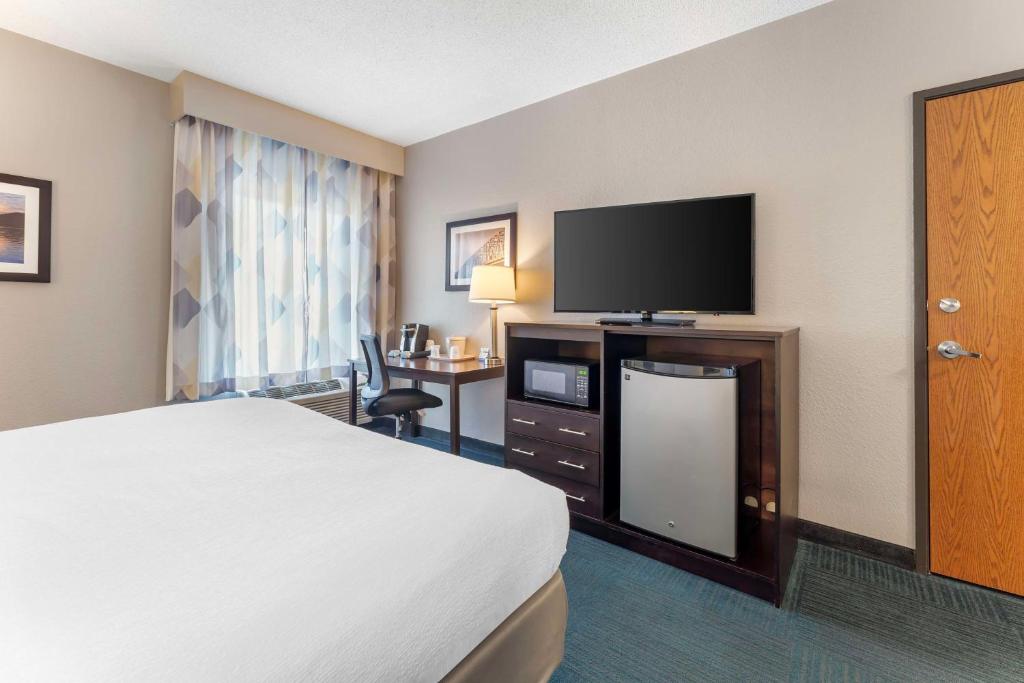 Best Western St. Clairsville Inn & Suites - Queen Room - Mobility Access
