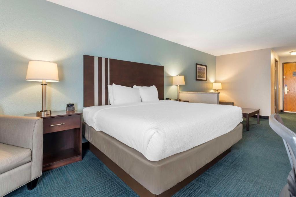 Best Western St. Clairsville Inn & Suites - King Suite With Sofa Bed - Non-Smoking