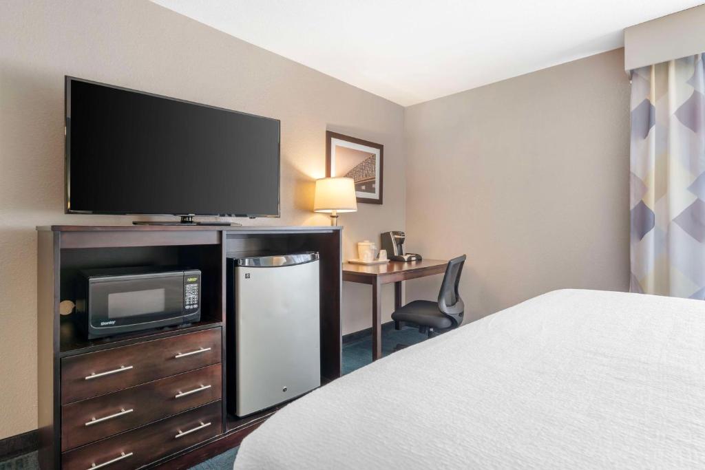 Best Western St. Clairsville Inn & Suites - King Room - Non-Smoking