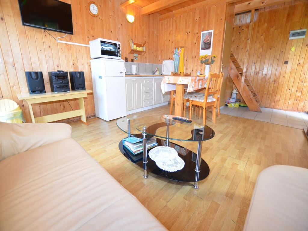 Kuchyň nebo kuchyňský kout v ubytování Chalet in Bechyne with Private Pool