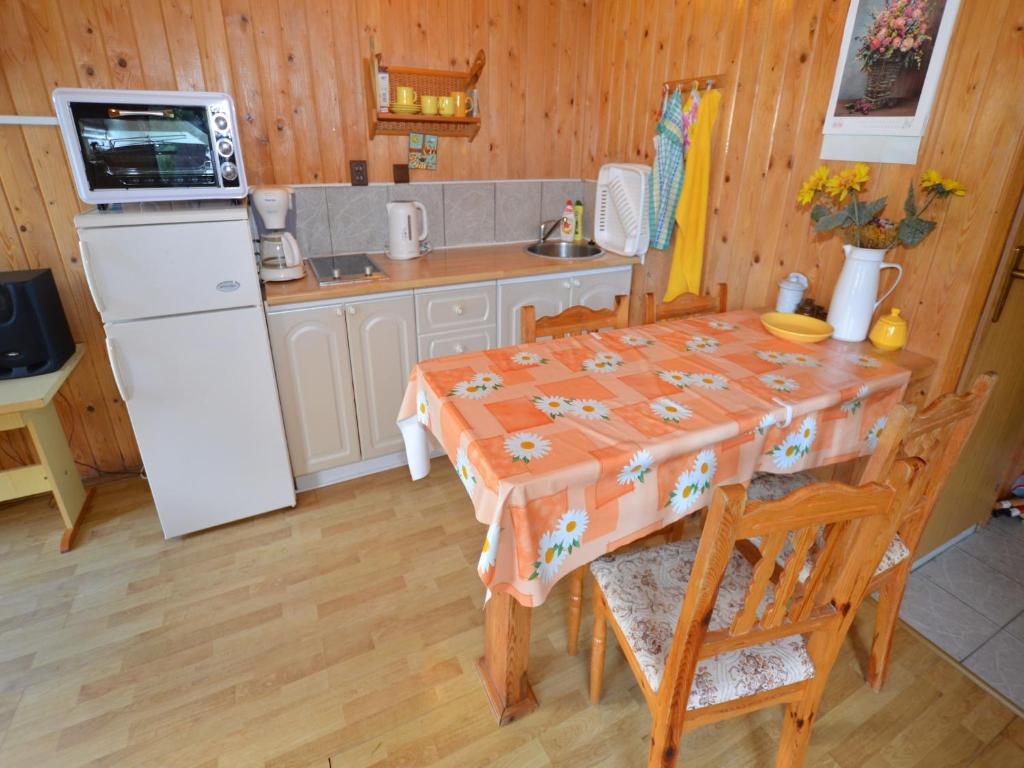Kuchyň nebo kuchyňský kout v ubytování Chalet in Bechyne with Private Pool