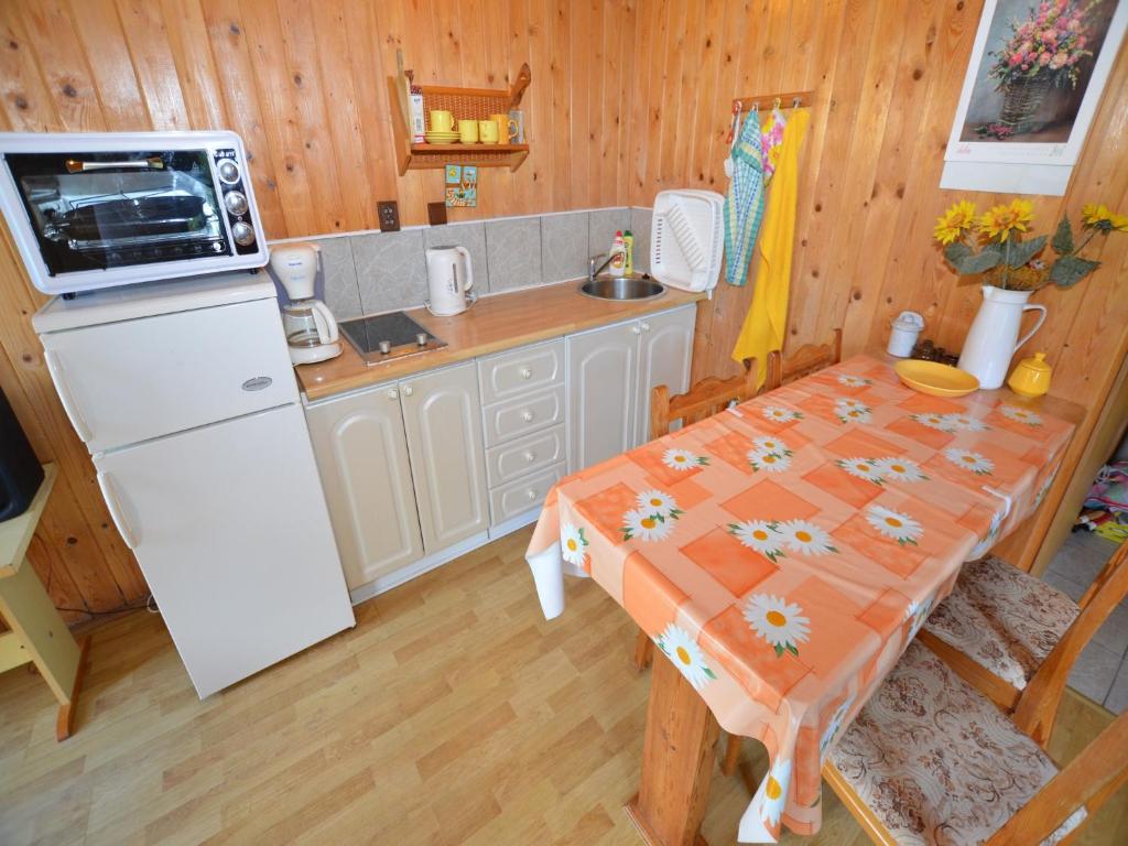 Kuchyň nebo kuchyňský kout v ubytování Chalet in Bechyne with Private Pool