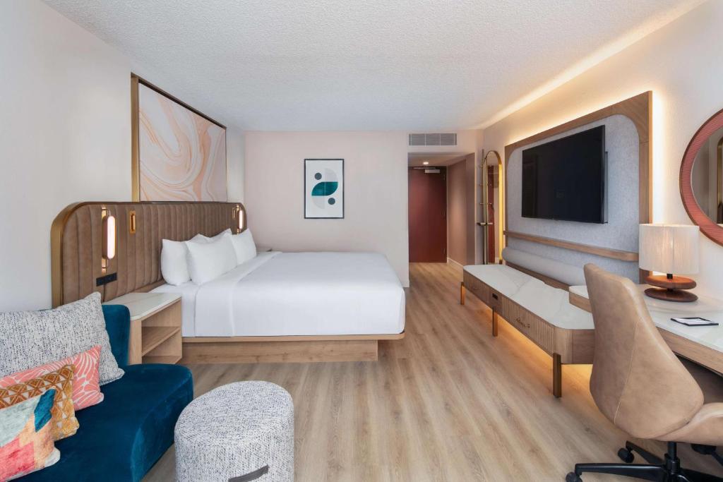 Sonesta Miami Airport - Deluxe King Room With Tub - Mobility Accessible