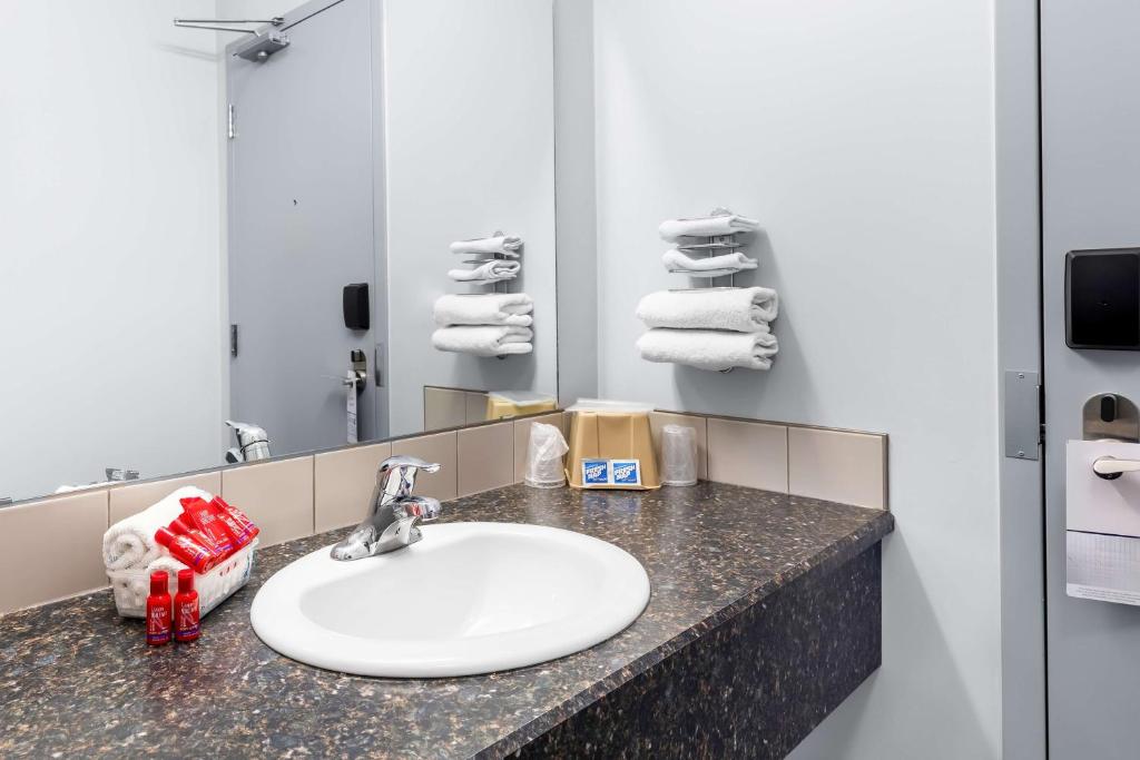 Koupelna v ubytování SureStay Studio by Best Western Hardisty