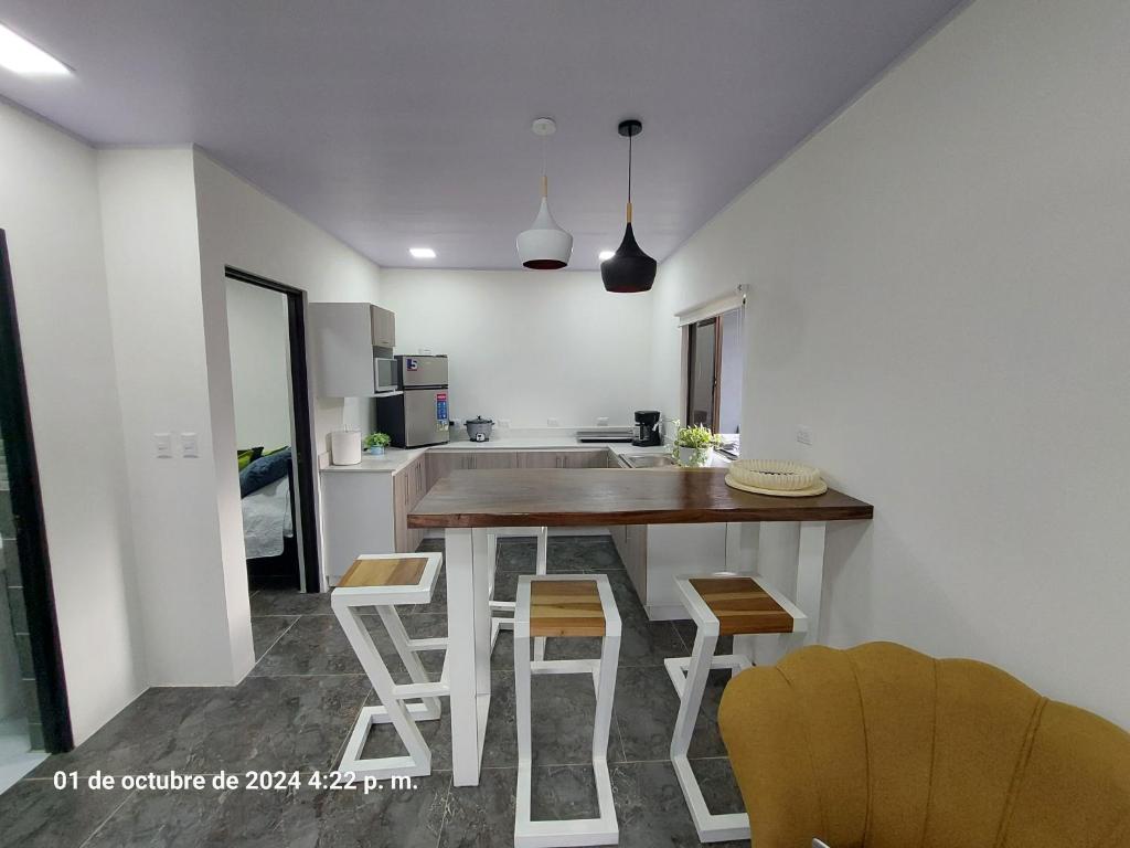 a kitchen with a table and some chairs in it at DEPARTAMENTOs HABY 1 in Paquera