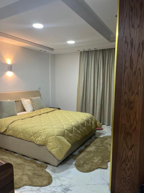 Postel nebo postele na pokoji v ubytování 3 bedroom apartment luxury rehab