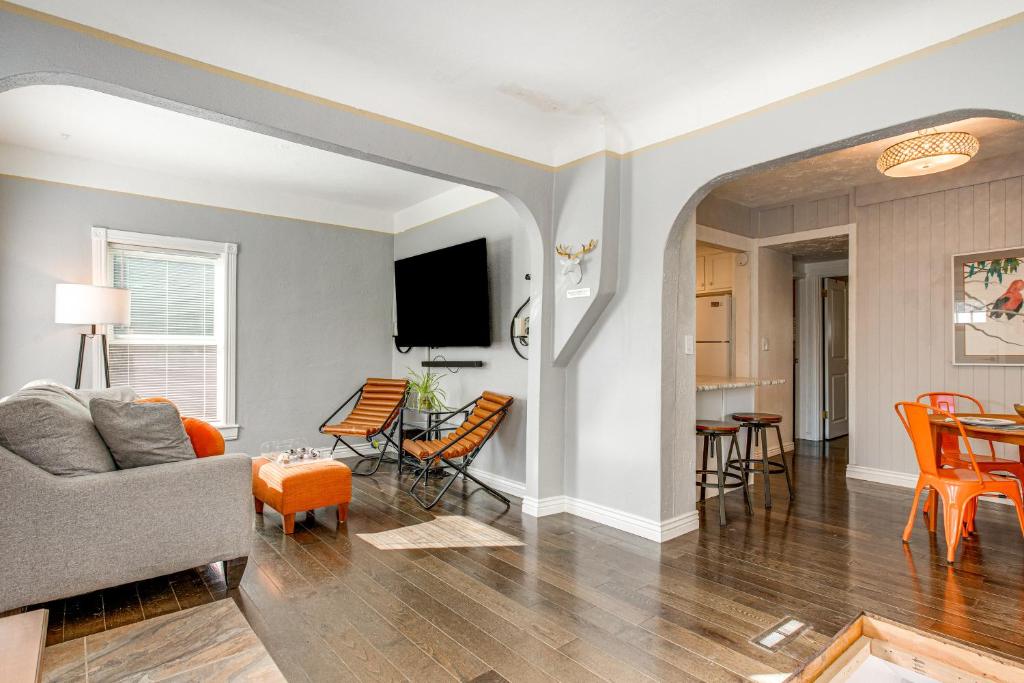 un salon avec un canapé et une table dans l'établissement Near Hospitals and Red Rocks Dog-Friendly Home!, à Englewood