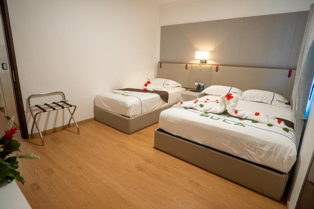 Rúm í herbergi á Airport Ace Hotel