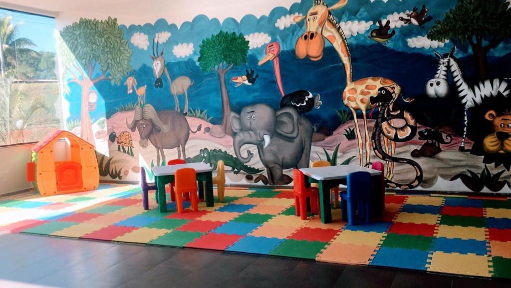 una camera con un murale di animali sul muro di Flat Aldeia das Águas a Volta Redonda