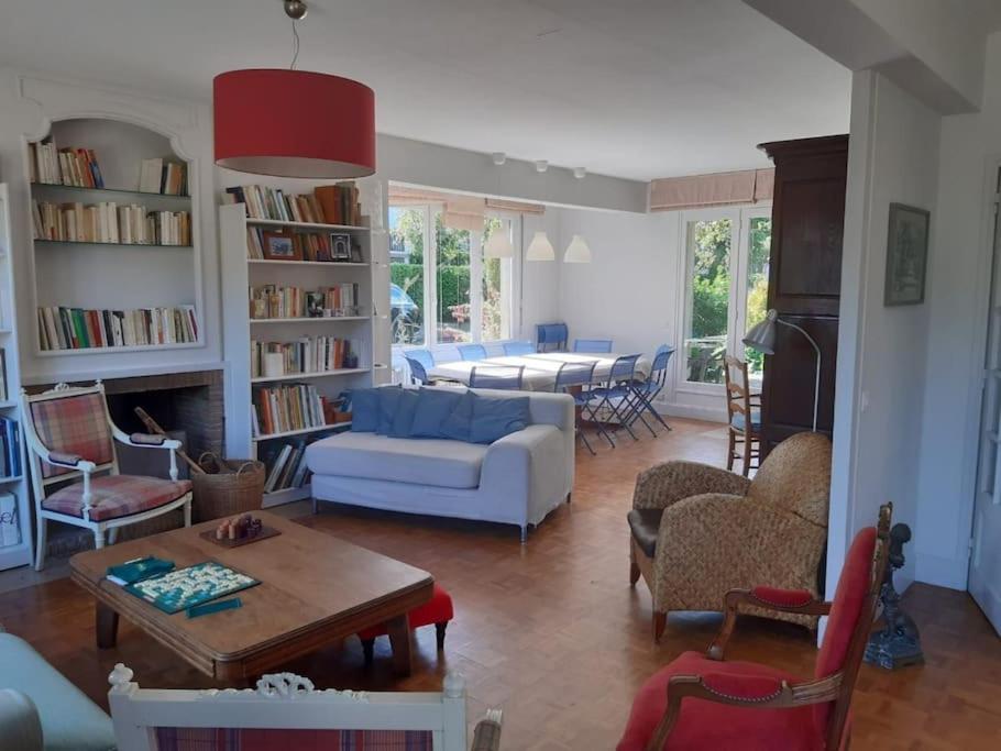 un salon avec un canapé et une table dans l'établissement La Rose des Sables, Maison familiale 7 chambres, grand jardin, proche plage, à Houlgate