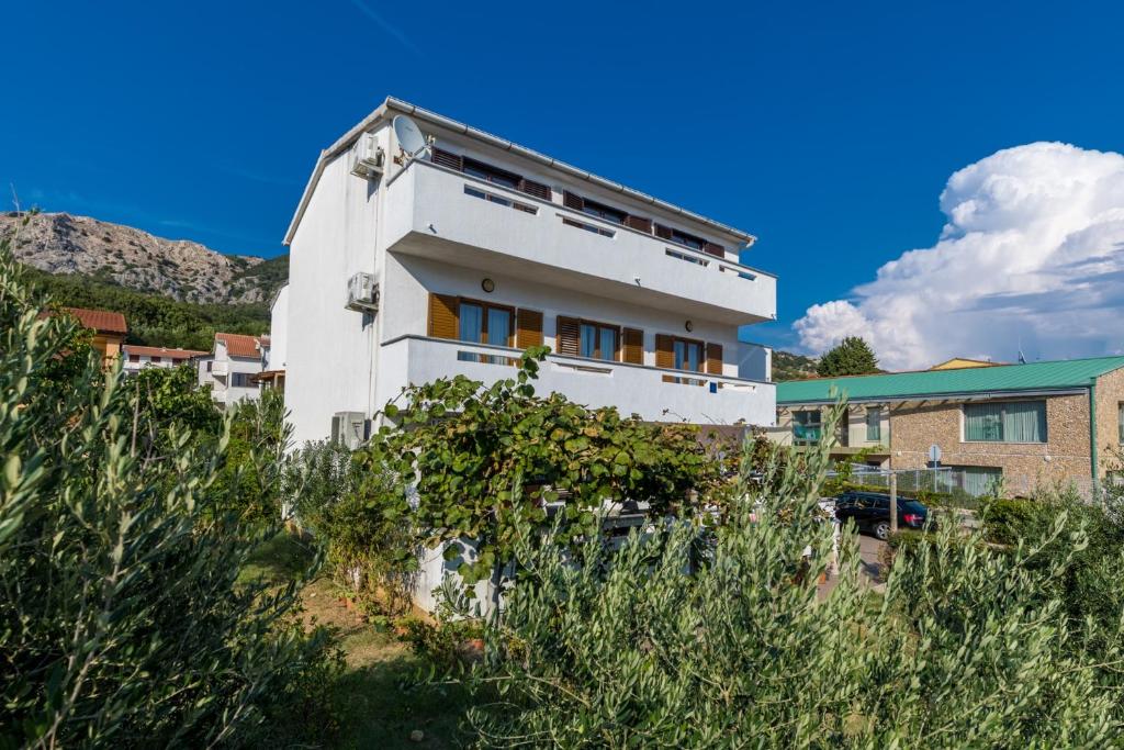 Apartments with parking space Baska, Krk - 23536