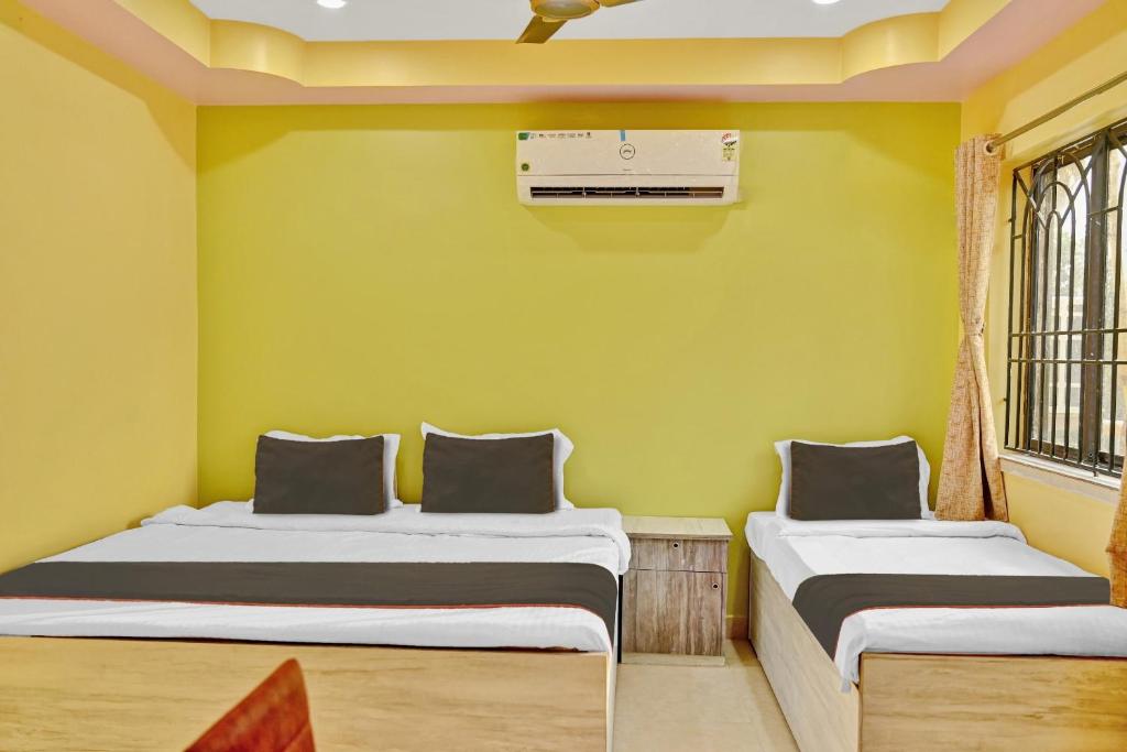 Postel nebo postele na pokoji v ubytování Hotel O Mahal