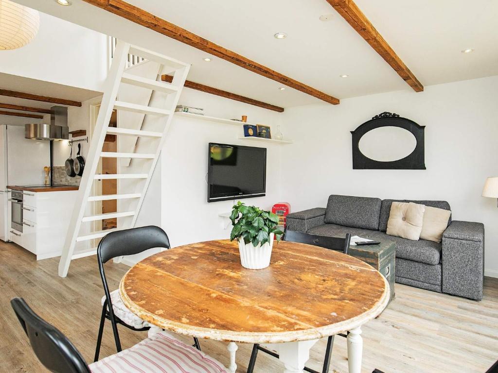 TV a/nebo společenská místnost v ubytování 4 person holiday home in Skagen