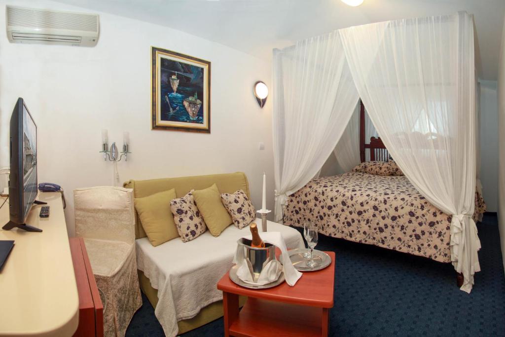 Postel nebo postele na pokoji v ubytování Hotel Villa Neretva - Metković