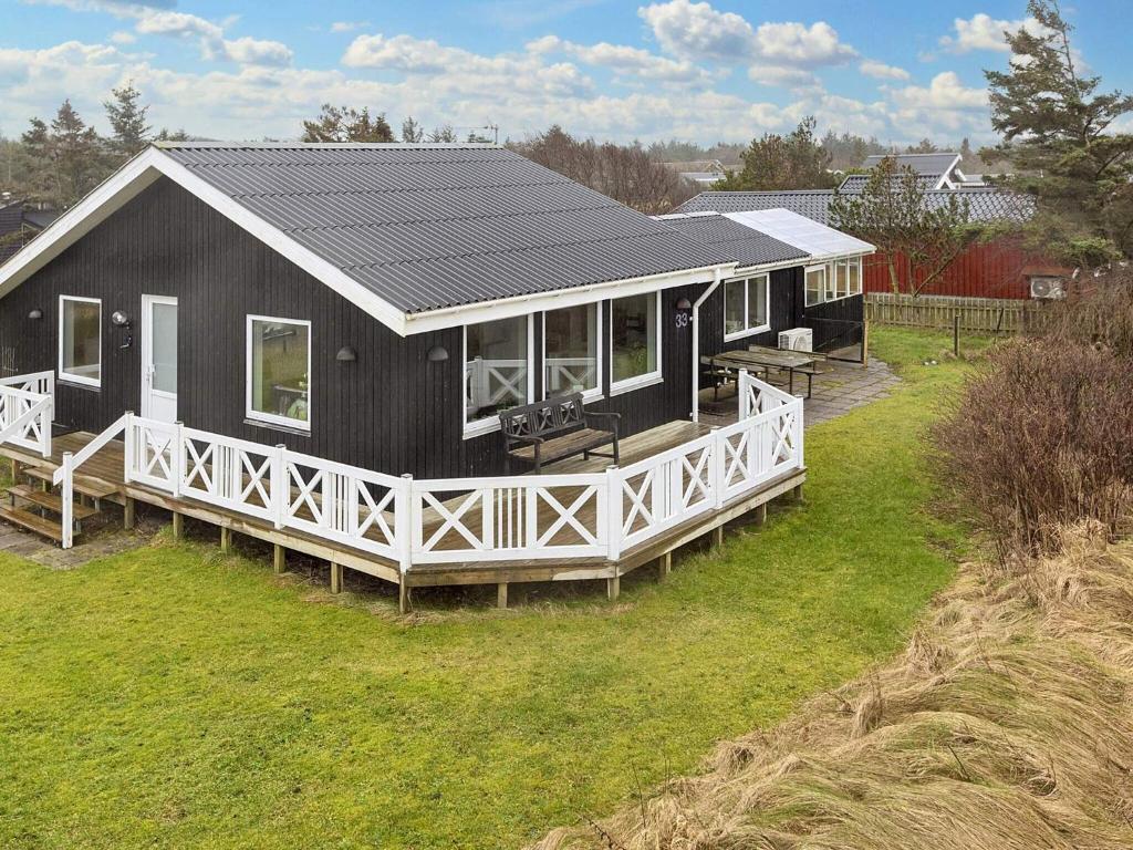 Casa grande en blanco y negro con porche en 8 person holiday home in Løgstør-By Traum, en Trend