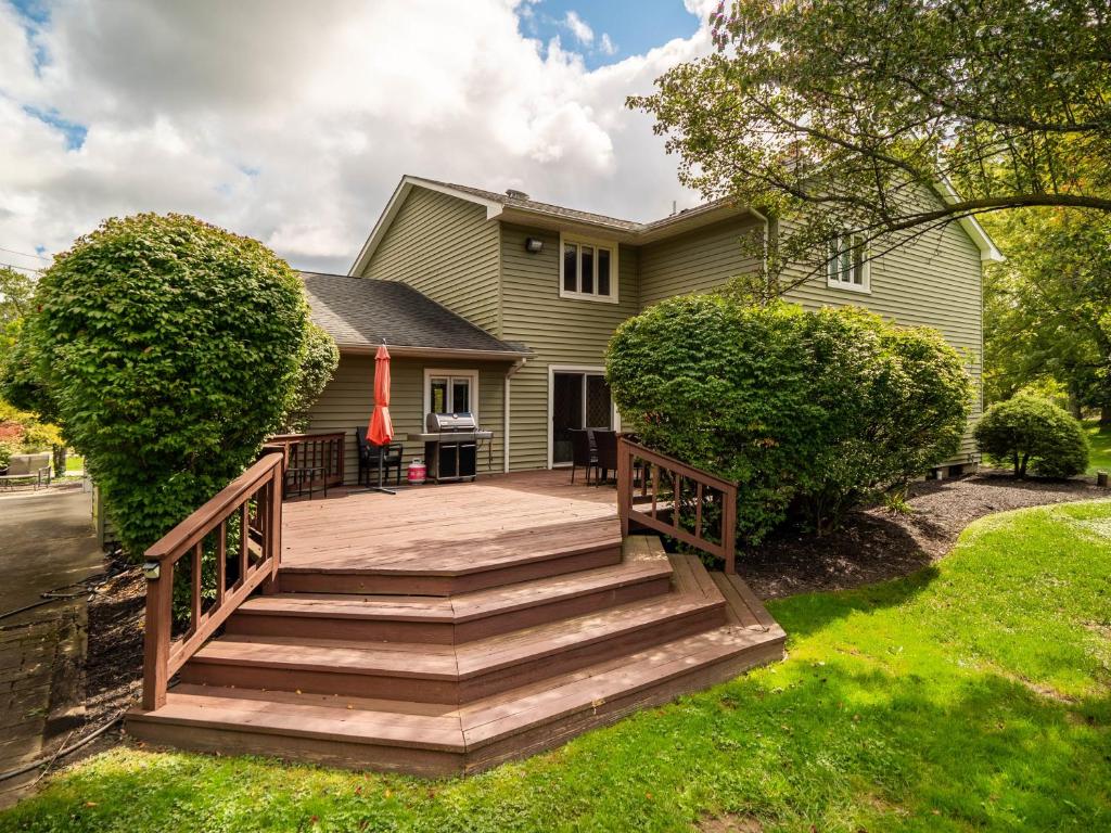 una terraza con escaleras frente a una casa en Spacious Pepper Pike Home - Near CLE Clinc & CWRU, en Pepper Pike