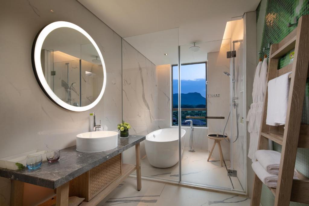 Holiday Inn Resort Qionghai Guantang, an IHG Hotel - Suite King Con Una Camera Da Letto Con Zona Giorno