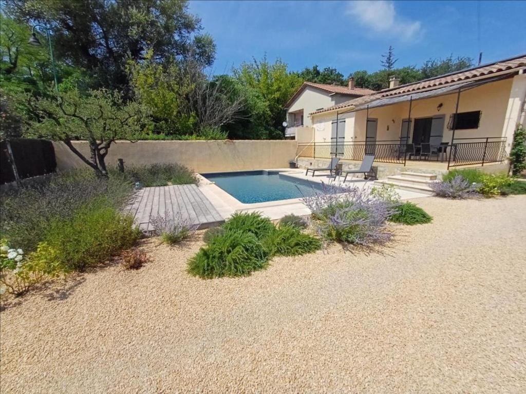 Πισίνα στο ή κοντά στο House in Vaison-la-Romaine with Pool
