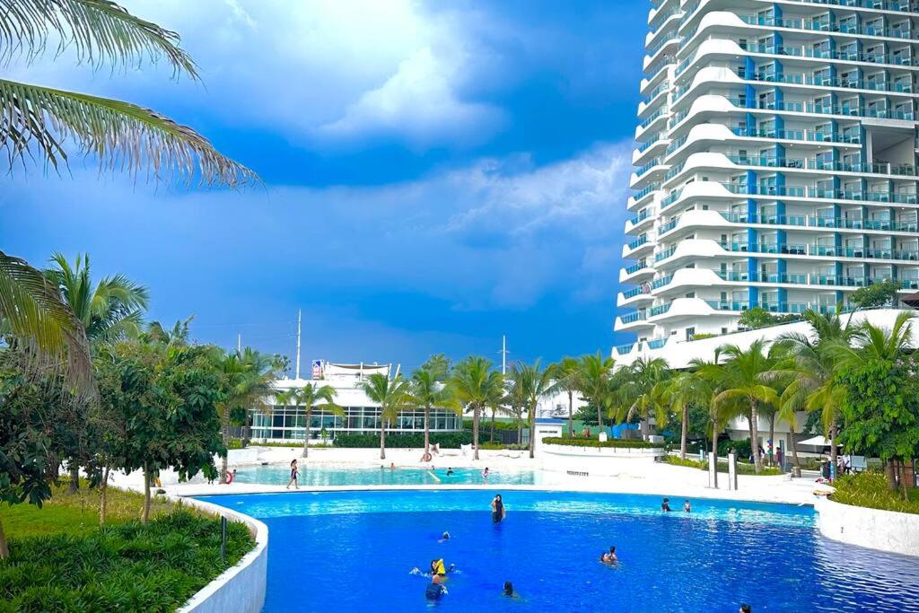 Πισίνα στο ή κοντά στο KapeDiem Suite2 at Azure North Residences Pampanga