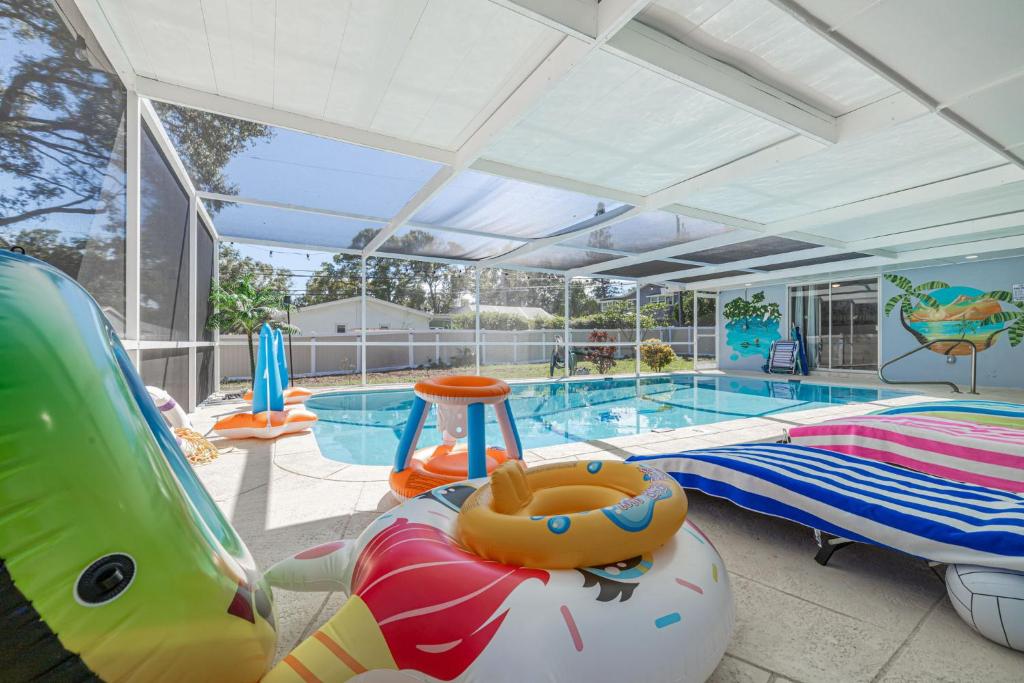 Πισίνα στο ή κοντά στο Poolside Paradise Clearwater Family Friendly House