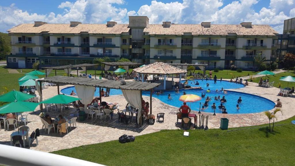 ein großer Pool vor einem großen Gebäude in der Unterkunft Flat Village - Aldeia das águas in Sapucaia