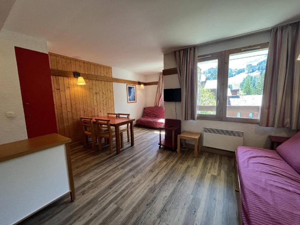 un salon avec une table et une salle à manger dans l'établissement Appartement calme avec piscine, parking, animaux acceptés - La Plagne 1800 - FR-1-351-220, à La Plagne Tarentaise