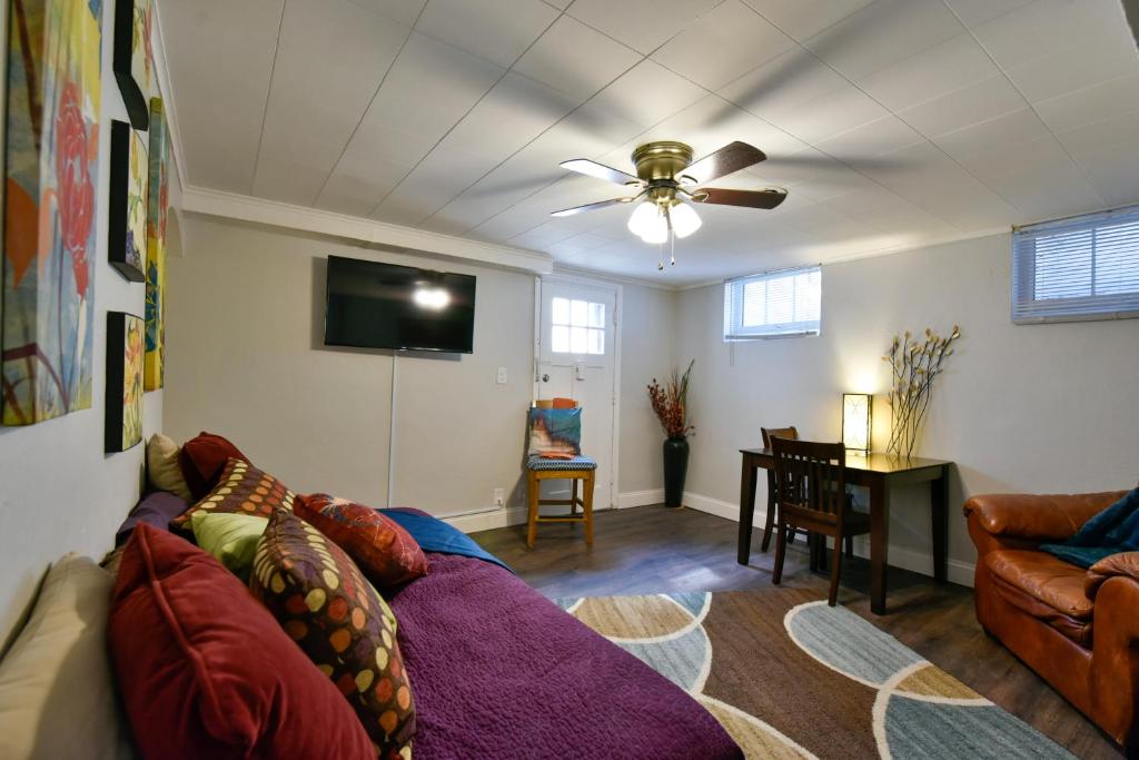 Μια τηλεόραση ή/και κέντρο ψυχαγωγίας στο Comfy 1BR King Near Omaha Hotspots
