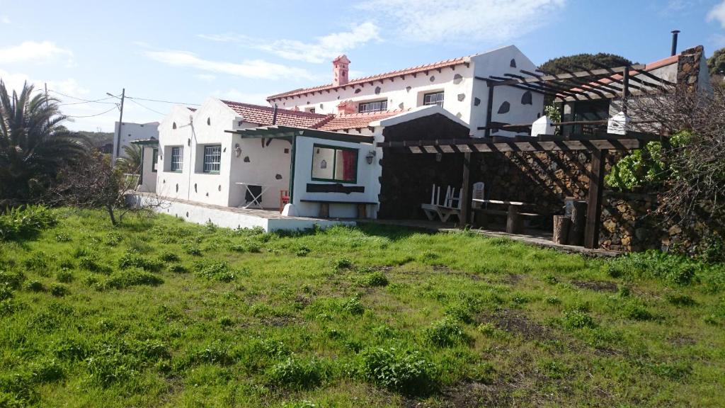 una casa en una colina con un campo verde en Casa Tia Estebana, en Isora