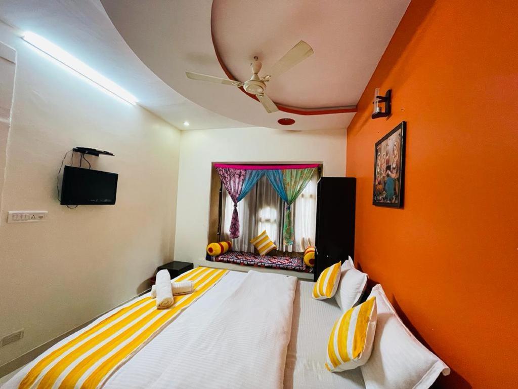 Katil atau katil-katil dalam bilik di Hotel Amazing Jaisalmer