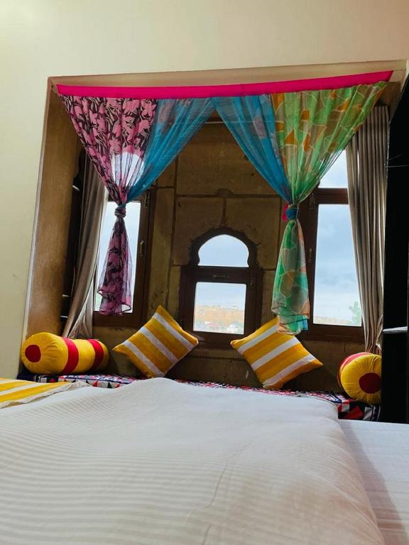 Katil atau katil-katil dalam bilik di Hotel Amazing Jaisalmer