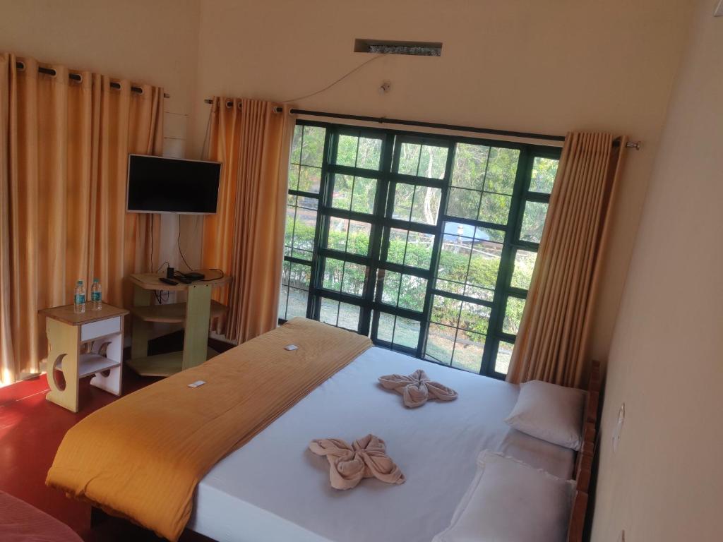 Postel nebo postele na pokoji v ubytování Dubare Inn Coorg