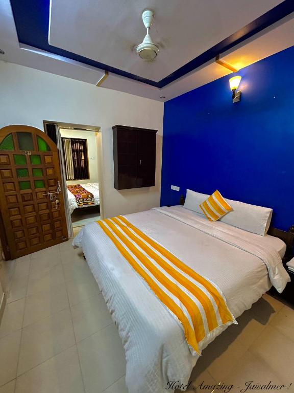 Katil atau katil-katil dalam bilik di Hotel Amazing Jaisalmer
