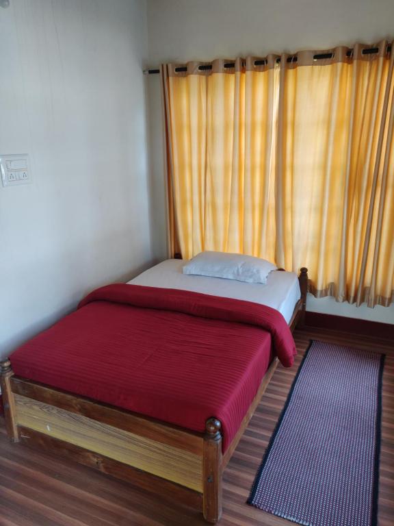 Postel nebo postele na pokoji v ubytování Dubare Inn Coorg