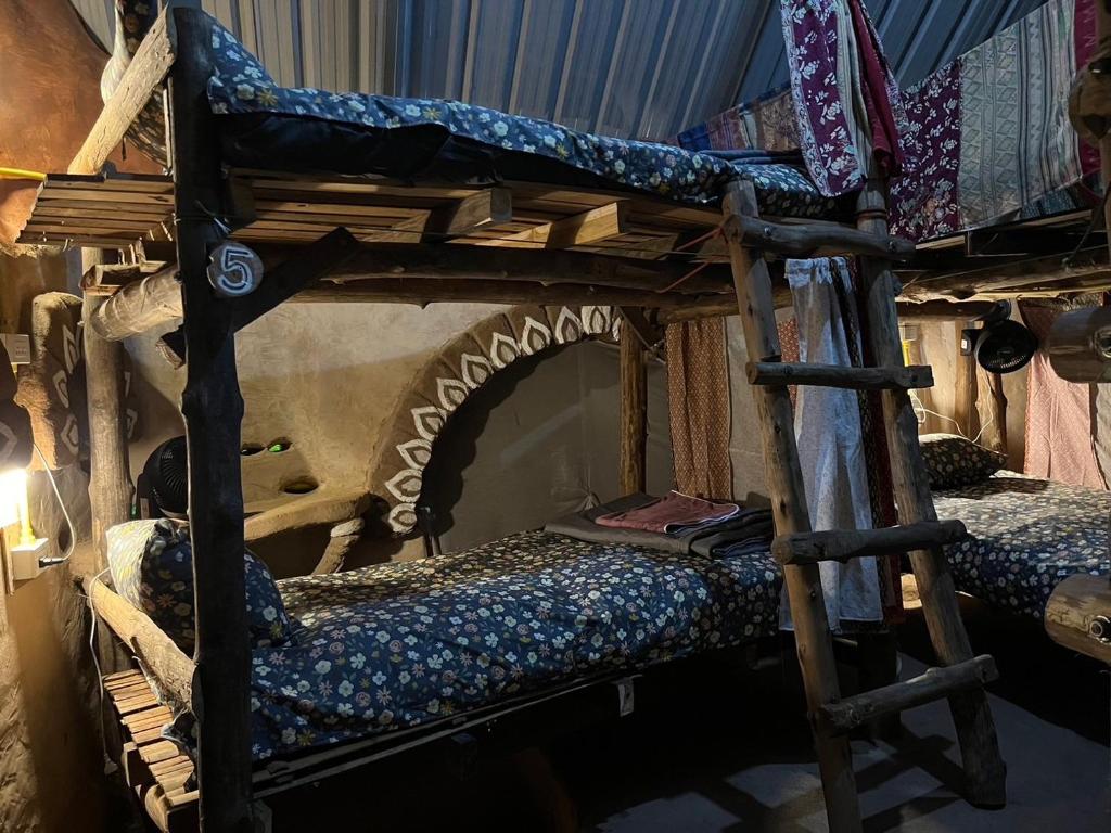 Postel nebo postele na pokoji v ubytování Doendin Mudbrick hostel