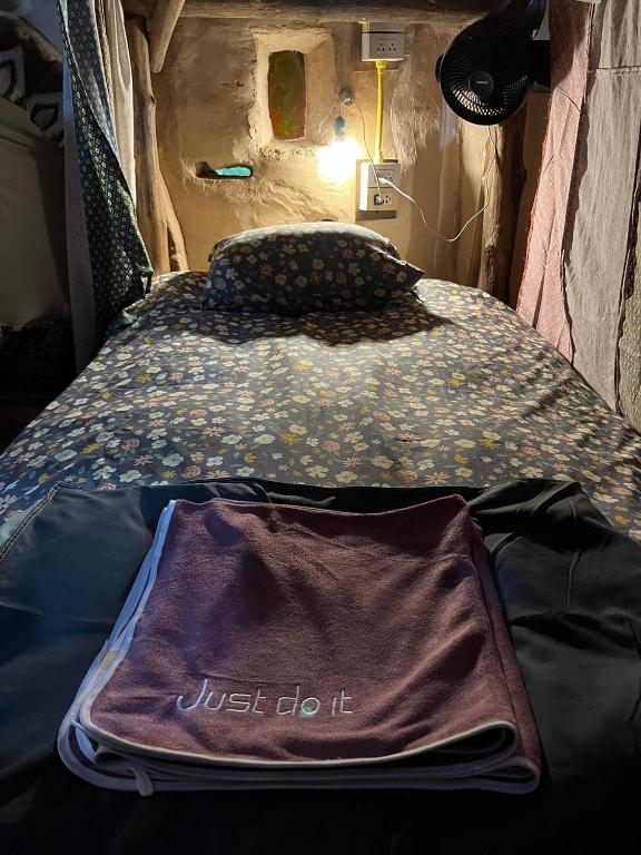 Postel nebo postele na pokoji v ubytování Doendin Mudbrick hostel