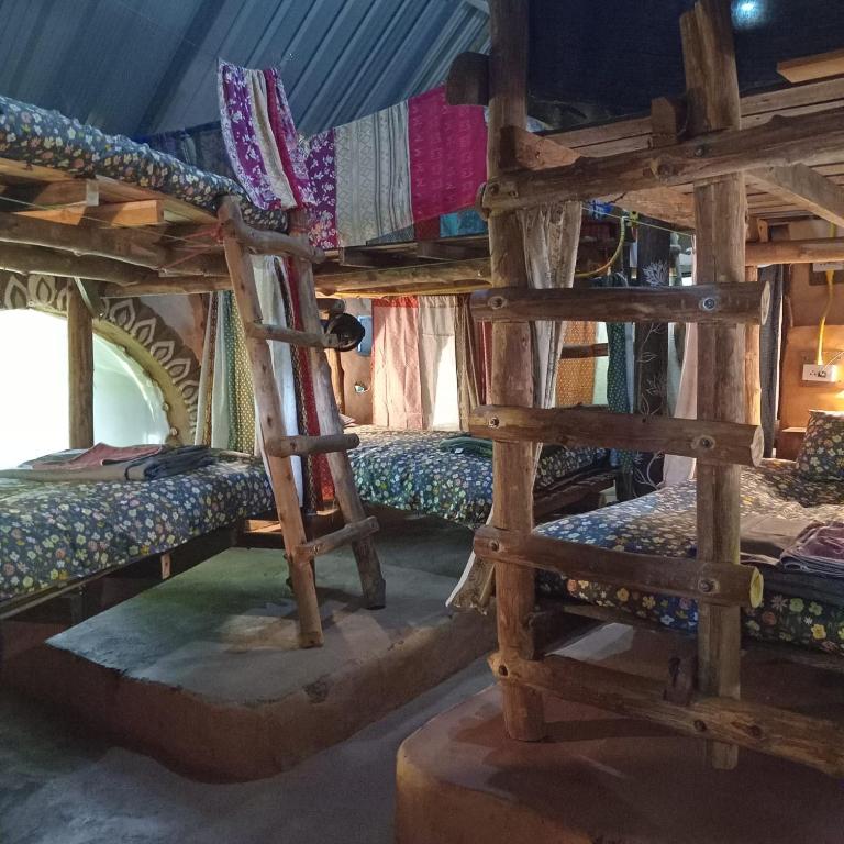 Palanda nebo palandy na pokoji v ubytování Doendin Mudbrick hostel
