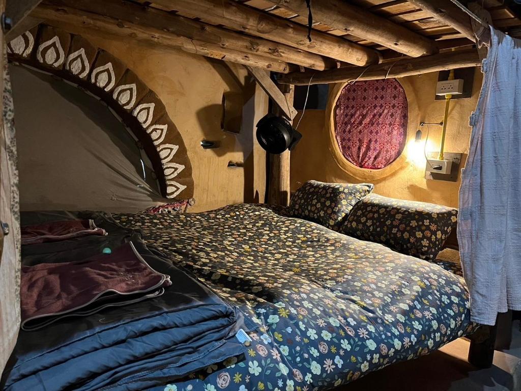 Postel nebo postele na pokoji v ubytování Doendin Mudbrick hostel