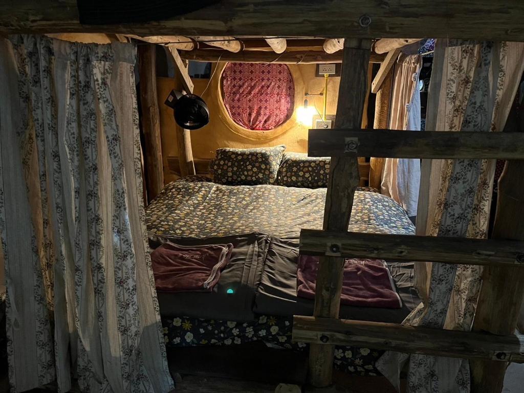 Postel nebo postele na pokoji v ubytování Doendin Mudbrick hostel