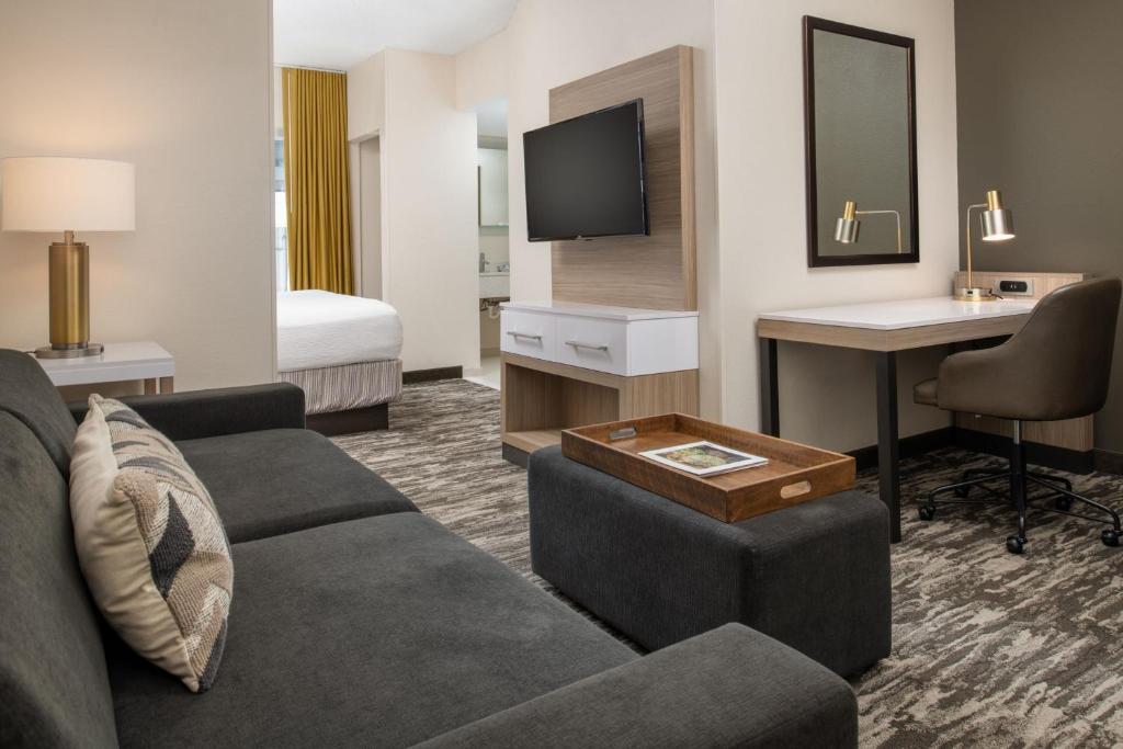 TV a/nebo společenská místnost v ubytování SpringHill Suites Seattle Downtown, South Lake Union